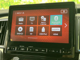 様々なメディアに対応し、車内をエンターテイメント空間に。CDやUSB、Bluetooth接続で、お好みの音楽を楽しみましょう。快適なドライブのお供に。
