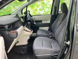 運転席からの眺めは、広く見通しが良いのが特徴。操作しやすい位置に配置されたスイッチ類が、快適なドライビングをサポートします。運転に集中できます。
