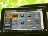 多彩なソースに対応し、上質なサウンドを楽しめます。お気に入りの音楽を聴きながら、快適なドライブを。
