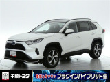 厳選されたトヨタ認定中古車のRAV4 PHEVです。ご家庭や充電設備で充電ができてガソリンでも電気でも走行できます。低燃費で環境にもやさしいプラグインハイブリッド車です。