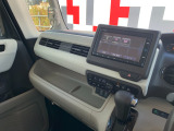 助手席周辺はこのようになっております。運転手だけでなく助手席に一緒に乗られる方も広々と快適にお乗り頂けるような設計です!各種装備を次の写真からご案内いたしますのでご覧ください。