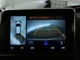 【全周囲モニター】車を上空から見下ろしたような映像をカーナビ画面に映し出し、車庫入れや縦列駐車をサポートしてくれます。
