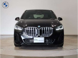 【BMWの伝統-1】BMWの特徴的な&ldquo;キドニーグリル&rdquo;は、80年以上続く伝統の形でございます。変わらないこだわりのデザインが、プレミアムブランド&ldquo;BMW&rdquo;を創り出します。