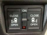 【両側パワースライドドア】両側がパワースライドドアになっており、運転席のスイッチやスマートキーでも開閉が可能です!開口部も広いので乗り降りも楽々♪