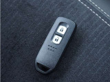 【スマートキー】鍵を持っているボタンを押すだけでエンジン始動。ドアの施錠もボタンを押すだけ。鍵は無くさない様にポケットに入れたまま。