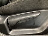 運転席にはドライバーの体型や好みに応じて前後方向だけでなく、高さの調整ができるシートリフターを装備!