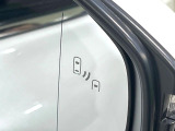【ブラインドスポットモニター】走行中、ドアミラーの死角になりやすい箇所に後続車が接近するとサイドミラーのレンズに警告を表示!ドライバーに注意喚起をしてくれます。