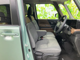 広々とした室内空間は、乗車する人を優しく包み込みます。快適なドライブを約束する、洗練された空間です。