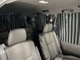 室内カーテン付!ウィンドウフィルムとあわせて、車内のプライバシーを保護してくれます!