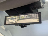後方カメラのクリアな映像をミラーに表示。後席の同乗者や荷物で視界が遮られることなく、夜間や悪天候時でもクリアな後方視界を確保できます。