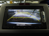 バックカメラの画像です。ガイドラインがスムースな車庫入れをサポートいたします。車庫入れの安心感がアップしますね。