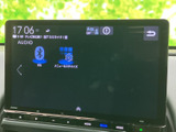 明るく見やすいモニターで、様々な情報を確認できます。車両設定や機能操作も簡単に行え、快適なドライブをサポートします。操作性にも配慮されています。