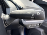 操作しやすい位置に配置されたウインカーレバー。スムーズな操作で、安全な車線変更をサポートします。直感的に操作できます。