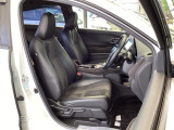 フロント広々、セパレートシートの運転席は、ハイトアジャスターが付いているので、快適にドライブができます。ハンドルはテレスコピック機能で、ハンドル位置を上・下・手前・奥に調節できます。