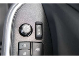 鍵の施錠開錠に合わせてドアミラーが開閉するオート格納機能付きのドアミラー。少し離れた場所からでも見た目で鍵の閉め忘れの確認が出来る便利な機能です。