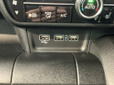 スマートフォンなどの充電に便利なUSBジャック。運転席からも助手席からも使いやすいです。