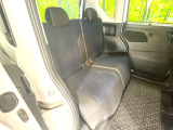 後部座席も気になるようなキズ・汚れやへたり等、大きなダメージはなく、良好な状態です。