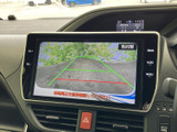 狭い場所での駐車も安心。後方の状況を画面で確認でき、安全な運転をサポートします。駐車の苦手な方にもおすすめです。