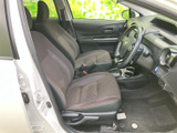 運転席からの視界は良好で、運転に集中できます。シートの座り心地も良く、長距離ドライブでも疲れにくいでしょう。快適な空間をぜひ体験してください。