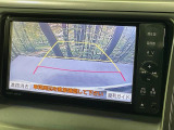 【バックカメラ】駐車時に後方がリアルタイム映像で確認できます。大型商業施設や立体駐車場での駐車時や、夜間のバック時に大活躍!運転スキルに関わらず、今や必須となった装備のひとつです!