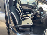 シートリフターは、運転席の座面を上下させて、体格に合わせて調整できる機能です。視界の確保やペダルの操作性、疲れにくさの向上に役に立ちます。