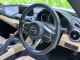 握りやすい形状のステアリングは、操作性にも優れています。ステッチの施されたデザインは、運転する際の気分を高めてくれます。快適なドライビングを。