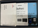 スマートキーは鍵をバッグに入れたままでもドアロックの開閉やエンジンのON・OFFができます。夜間や雨の日も鍵を探さなくて良いので便利です。