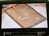停車中にTVやDVDを楽しめるモニター付き。後席の乗員向けのエンターテイメントに最適です。楽しいドライブをサポートします。(※走行中の視聴は禁止です)。