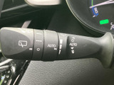 雨天時でもクリアな視界を確保。操作しやすいレバーで、運転状況に合わせてワイパーを調整できます。安全な運転をサポートする頼れる相棒です。