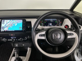 【ハンドル】運転にかかわる様々な操作を安全に行えるように視点移動が少なく操作性に配慮されたスイッチ類が凝縮されたコックピットです。