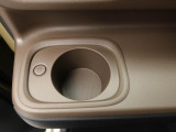 ホットドリンクをちょうどいい温度でキープしてくれる保温機能付きのホッとカップホルダー(前席)。ほっこり快適にドライブをサポート。