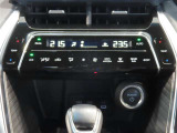 左右独立温度コントロールフルオートエアコンです。運転席、助手席それぞれで独立して温度設定ができます。冷え性の方が乗っても安心ですね♪