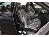【運転席】ブラック基調のインテリアに本革シート。パワーシートでお好みの位置に座席を設定可能です。シートヒーター付です。