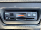 【ETC】有料道路を利用する際に料金所で停止することなく通過できる、ETC車載器(ノンストップ自動料金収受システム機器)が装備されています。セットアップを行うことで利用可能になります。
