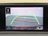 【バックガイドモニター】後方の映像をナビ画面に表示するだけでなく、ステアリング操作に連動して動くガイド線も同時に表示!予想進路の確認をしながら後退できるので便利です!