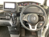 【ハンドル】運転にかかわる様々な操作を安全に行えるように視点移動が少なく操作性に配慮されたスイッチ類が凝縮されたコックピットです。