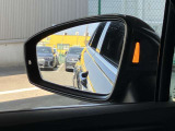 後側方の車両を検知し、ドライバーへ注意を促すレーンチェンジアシスト。