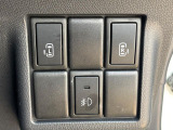 【両側パワースライドドア】スマートキーや運転席のスイッチで後席両側スライドドアの開閉が可能♪電動だから力を入れてドアを開ける必要が無く、小さなお子様でも簡単に開け閉めでき快適です♪