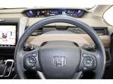 ハンドル左側にはオーディオ操作が出来るオーディオリモートコントロールスイッチ、右側にはHondaSENSINGとオートクルーズスイッチを装備!長距離運転や高速道路の運転では大活躍です!