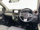 運転席まわりです。 各操作スイッチは使いやすい位置に配置されてます。