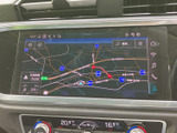 高精細な地図表示で、目的地までの道順をわかりやすく案内します。渋滞情報もリアルタイムで確認でき、スムーズな移動をサポートします。