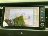停車中には、ご家族や友人と一緒に映像を楽しめます。長距離ドライブの休憩時などに、エンターテイメント性をプラスする嬉しい装備です。