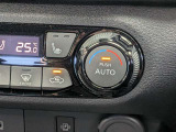寒冷時に心強いシートヒータースイッチと直感的に操作できるダイヤル式エアコンパネル。座面から素早く体を温め、冬場のドライブも快適に過ごせます。