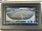 後退時に車両の後ろ側をモニター画面に表示します。車庫入れが苦手な人もこれで安心♪