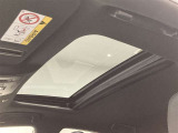 開放感たっぷりのサンルーフ付きです。車内が明るくなり、ドライブの気分も一段と高まります。