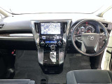 運転席周りのレイアウトをご覧ください。ナビゲーションが綺麗に装着されすっきり収まってますね!
