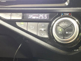 【オートエアコン】一度お好みの温度に設定すれば、車内の温度を検知し風量や温度を自動で調整。暑い&hellip;寒い&hellip;と何度もスイッチ操作をする必要はありません。快適な車内空間には必須の機能ですね♪