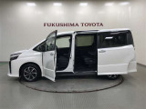 【まるごとクリーニング】シートを取り外し、車内を徹底洗浄。隅々まで丁寧に仕上げています。