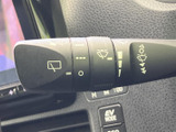 雨の日の視界をクリアに保つワイパーレバー。スムーズな操作で、安全な運転をサポートします。
