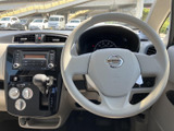 握りやすいステアリングは、運転中の疲労を軽減。操作性にも優れ、快適なドライビングをサポートします。スムーズなハンドリングを楽しめます。